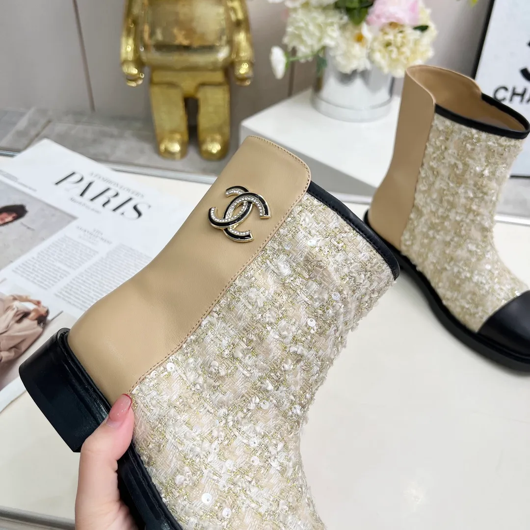 👟👟Ex-factory price 720👟👟 High version of Chanel CHANEL, 🌞🌞🌞Xiaoxiang’s latest 2025 autumn and winter short boots, a must-have item for this autumn and winter season! ! Ms. Chanel loves simple yet irresistible combinations to show her unique style. Mix and match freely to shine⚡Follow Grandma’s fashion steps! ! ! The top-notch craftsmanship and texture are perfectly presented. No matter any details, you can compare them with the counters. The best quality products can be entered and exited from the counters at will! ❶Fabric: imported sheepskin with customized fabrics ❷Lining: sheepskin lining ❸Foot pads: sheepskin ❹Outsole: original molded sole ❺Heel height: 3.5cm ❻Boot shaft height: total height 7 inches ❼Number: 35-40 (40 and 41 are customized and cannot be returned)